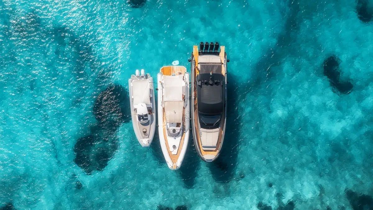 Vue aérienne de trois bateaux de types différents amarrés côte à côte